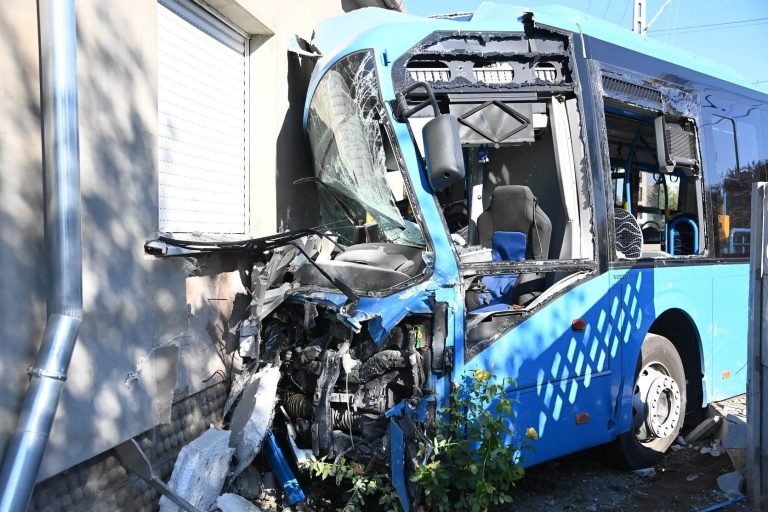 Helyszíni képek és videó egy ház oldalának csapódott és összeroncsolódott buszról Gyálról