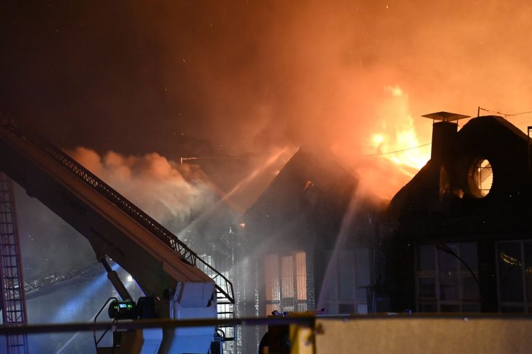 Videón, ahogy a hatalmas lángokkal harcolnak a budapesti tűzoltók a Kerepesi úton