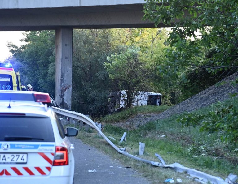 M7-es busztragédia: nincs az elhunytak és a súlyos sérültek között kiskorú