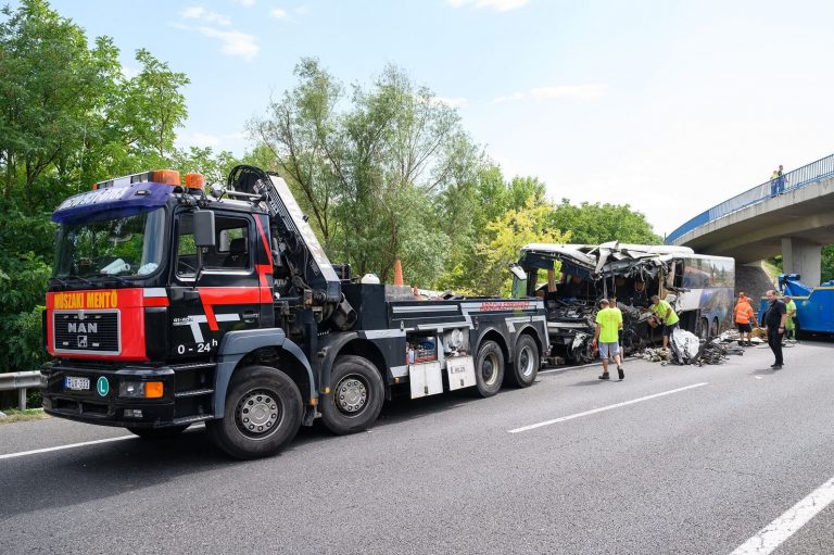 M7-es busztragédia: csípőprotézist kap az egyik súlyosan sérült