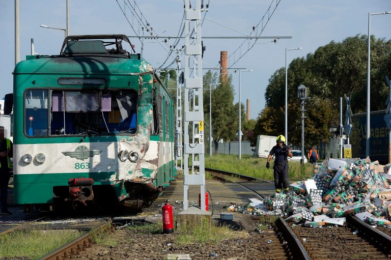 A budapesti HÉV-vel ütközött kamionsofőr elmenekült a helyszínről