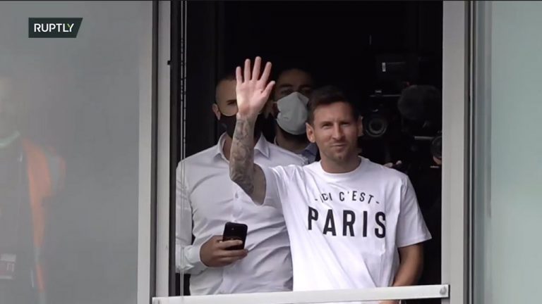 Élőben Messi megérkezése Párizsban (videó)