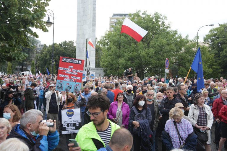 A lengyel törvényhozók elfogadták a médiaszabadságot korlátozó törvénytervezetet