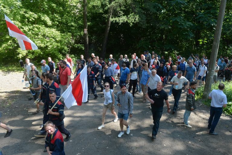 Házkutatás után nyoma veszett egy kormánykritikus belarusz lap főszerkesztőjének