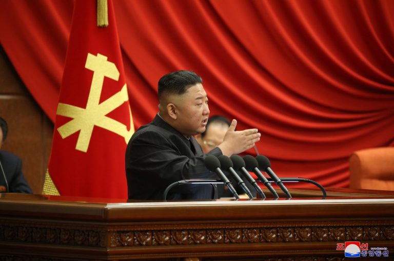Megtiltották az észak-koreaiaknak, hogy Kim Dzsongun fogyásáról beszéljenek
