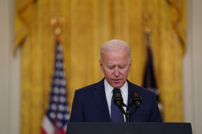 Szembeszálltak Joe Bidennel a múlt csütörtöki kabuli robbantás amerikai áldozatainak hozzátartozói