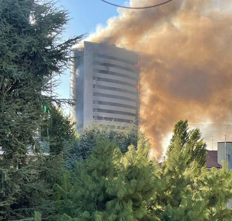 Videón, ahogy porig ég egy 15 emeletes lakóház Milánóban