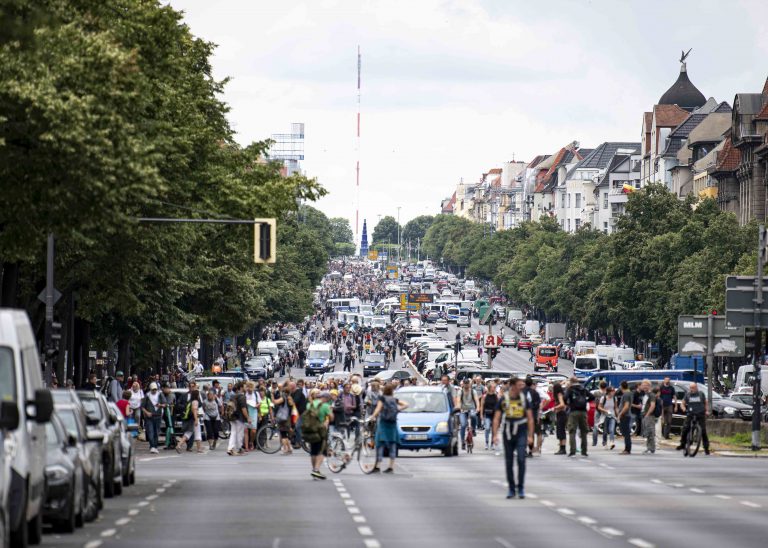 Elegük lett a németeknek a korlátozásokkal, több tízezren vonultak az utcára tüntetni