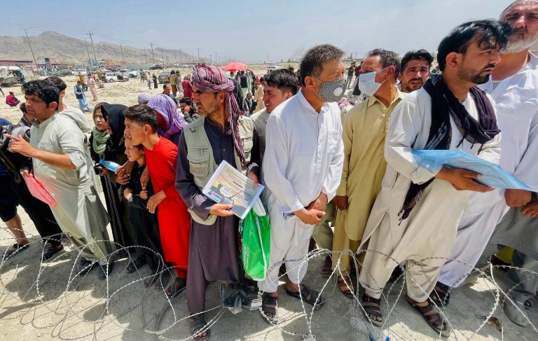 Rengetegen sérültek meg, miután ismét pánik tört ki a kabuli repülőtéren