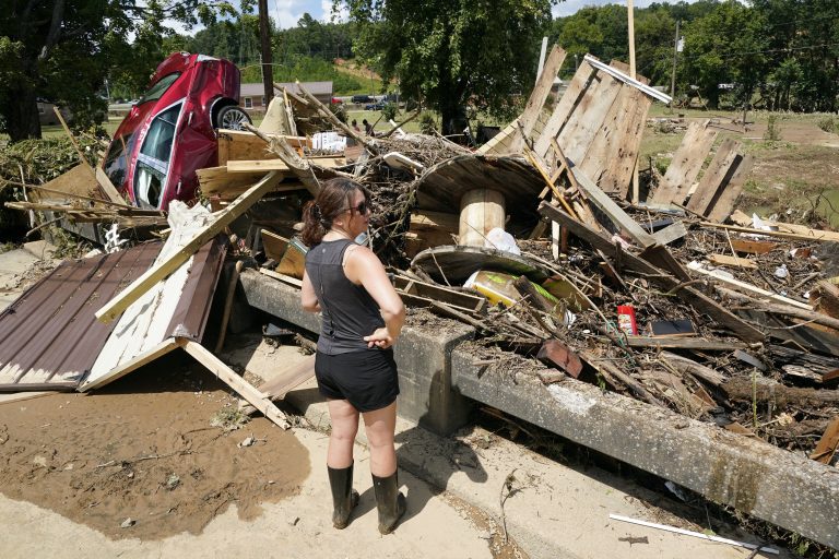 Mindenkinek a temetési költségét állja egy rejtélyes adományozó, akik a Tennessee-áradásokban hunytak el