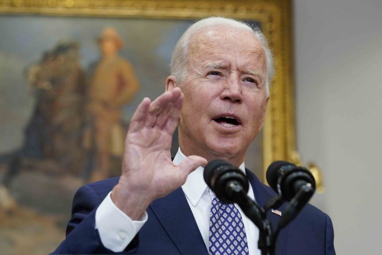 Joe Biden: múlt éjjel véget ért a 20 éve tartó afgán háború