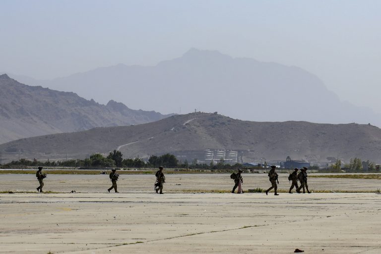 Tűzharc alakult ki a kabuli reptéren, több amerikai katona is megsérült
