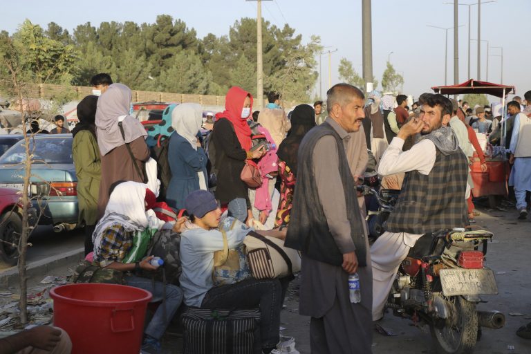 Kabuli repülőtér: egy üveg víz 12 ezer, egy tányér rizs 30 ezer forint