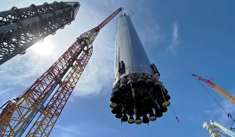 Óriási robotpálcikákkal csípheti meg a SpaceX a Starship hordozórakétáját