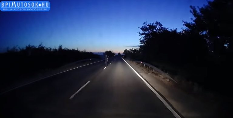 Horrorisztikus jelenet a 405-ös főútról: a felezővonalon sétált egy ember (videó)