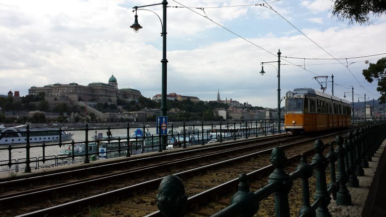 Több ezer euróval a zsebében találtak egy 10 év körüli illegális bevándorlót Budapesten