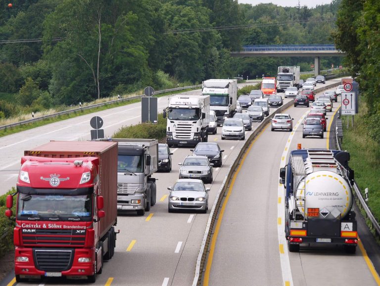 Újabb baleset az M7-esen: négy autós és egy motoros ütközött össze