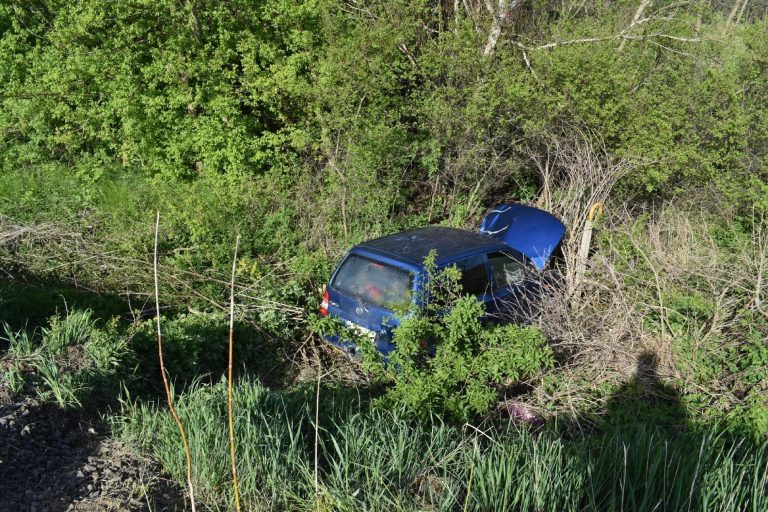 Tilos jelzés ellenére a vasúti átjáróba hajtott autójával egy férfi