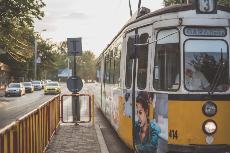 Elaludt a volánnál, majd letarolta a villamosmegállót egy sofőr