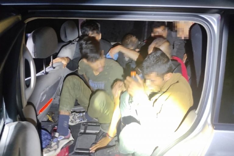 12 illegális bevándorlót tuszkoltak be ebbe az autóba, Körmendnél kapták el őket