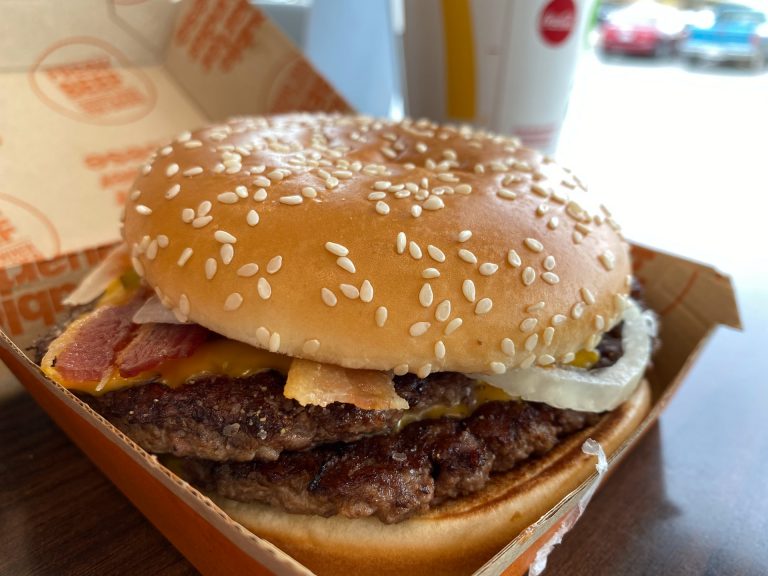 Kirúgta a McDonald’s a sajtot a cipőjébe törlő, a húspogácsát a földről a burgerbe rakó alkalmazottját