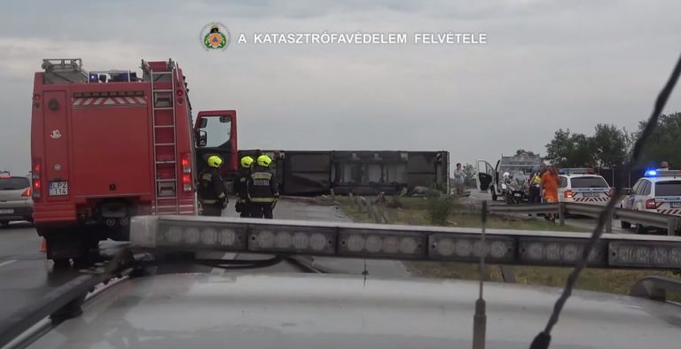 Felborult egy kamion az M0-s autóúton (videó)
