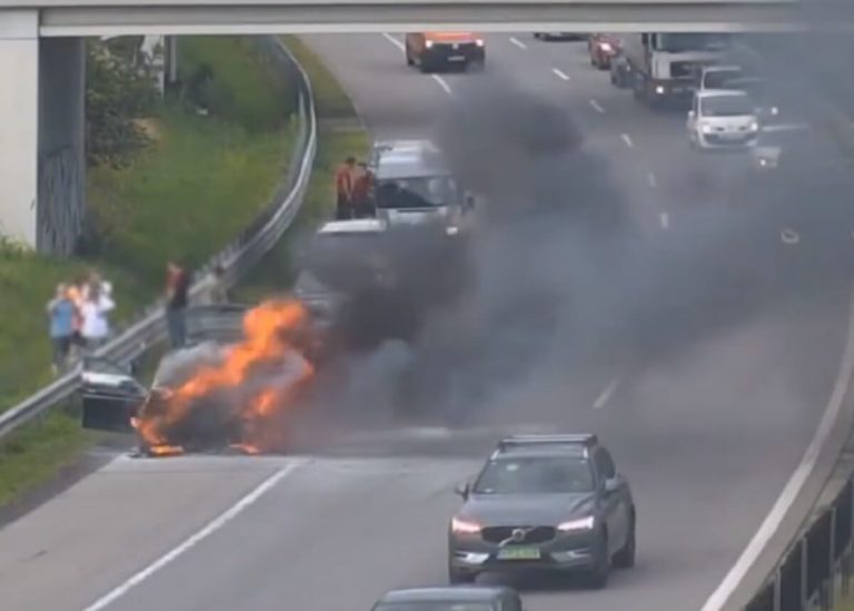 Videón, ahogy nagy lángok közepette percek alatt kiég egy autó az M0-s autóúton