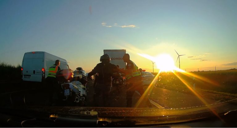 Videón a rendőrségi akció az M1-esről: motoros embercsempészeket fogtak
