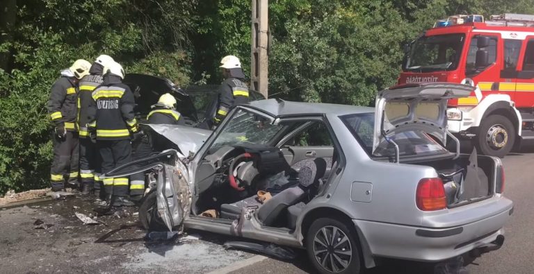 Videón, ahogy a roncs Suzukiból feszítővágóval kiszabadítják a sofőrt Székesfehérváron