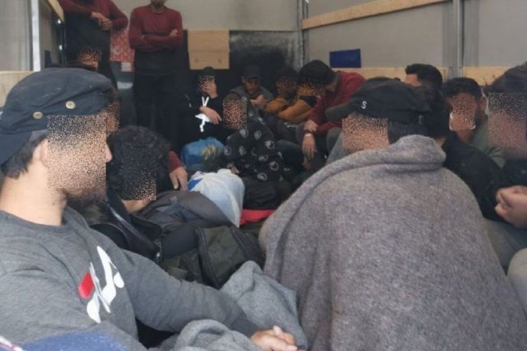 23 illegális bevándorlóval a rakterében bukott le az embercsempész