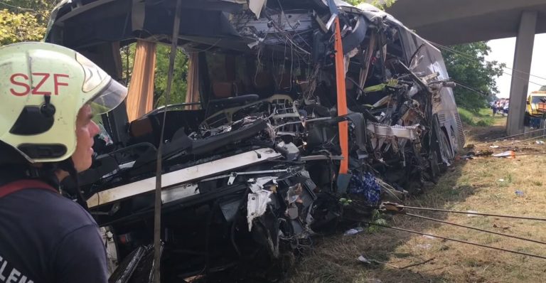 M7-es busztragédia: videón, ahogy kiemelik az összeroncsolódott buszt az árokból