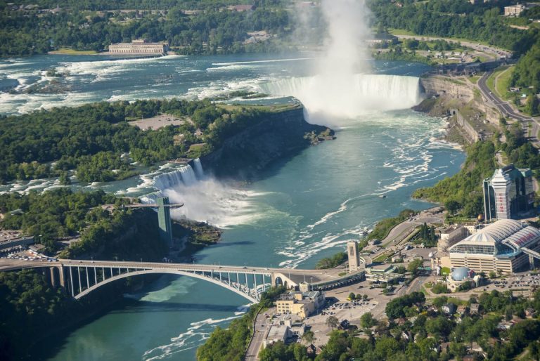 Közel 60-an megsérültek egy súlyos buszbalesetben a Niagara-vízeséshez tartó úton (képek)