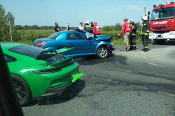 Egy vadonatúj Porsche 911 tört rommá Keszthelynél