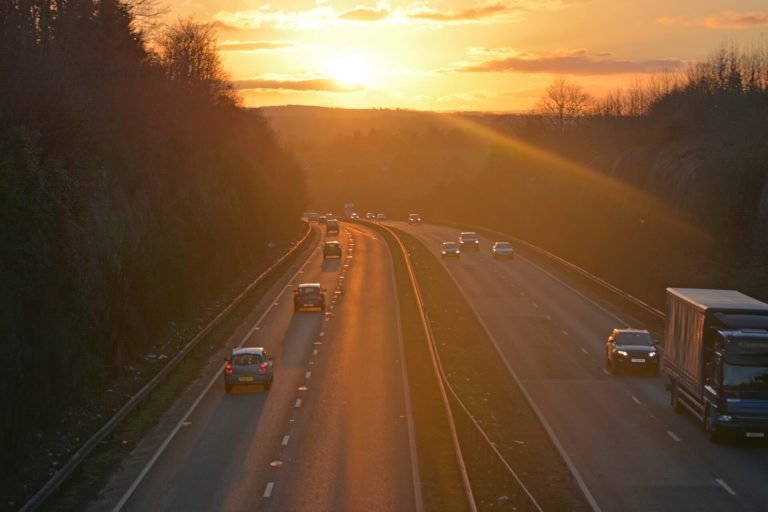 Baleset miatt torlódás van az M3-ason és az M7-esen, villanyoszlopnak csapódott egy autó Bakonycsernyén