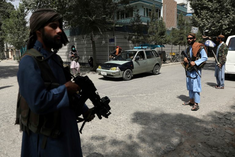 A tálibok a nyugati ruhákat viselő afgánokat is bántalmazzák