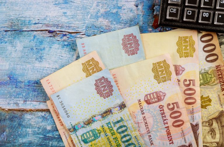 A dollárral és a svájci frankkal szemben erősödött a forint