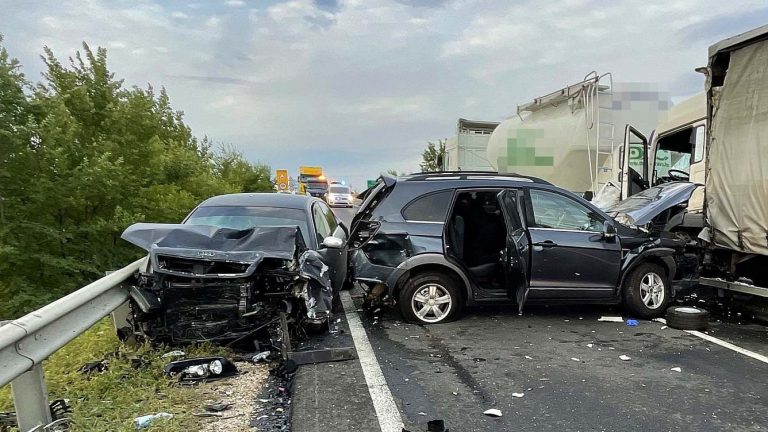 Képeken a reggeli ötös karambol a 4-es főúton