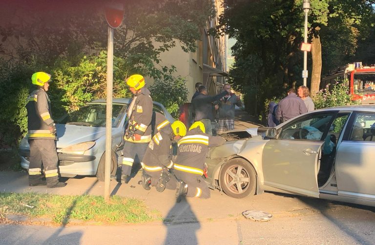 Baleset történt egy óbudai iskola előtt, a gyerekek megúszták a bajt (képek)