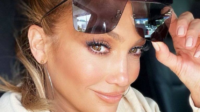 Jennifer Lopez óriási dekoltázsa, rajta a hatalmas ékszerekkel