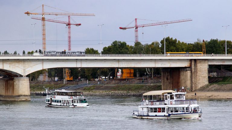 Az Árpád híd tisztítása miatt korlátozzák a forgalmat a hétvégén