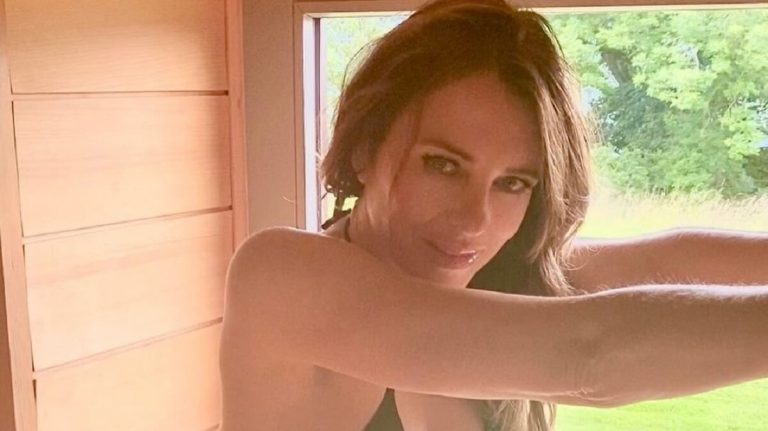 Elizabeth Hurley 56 évesen is a világ egyik legjobb nője, micsoda forma