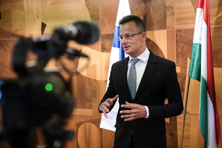 Szijjártó Péter nagyon korán kezdte a napot, azonnal súlyt ragadott