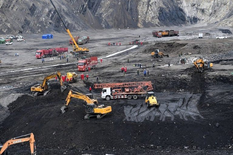 A kínai mentők megtalálták az összeomlott szénbányában meghalt 19 munkás holttestét