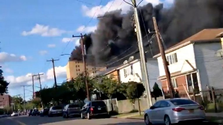 Lángra kapott egy New York-i kórház, több száz tűzoltót riasztottak a helyszínre