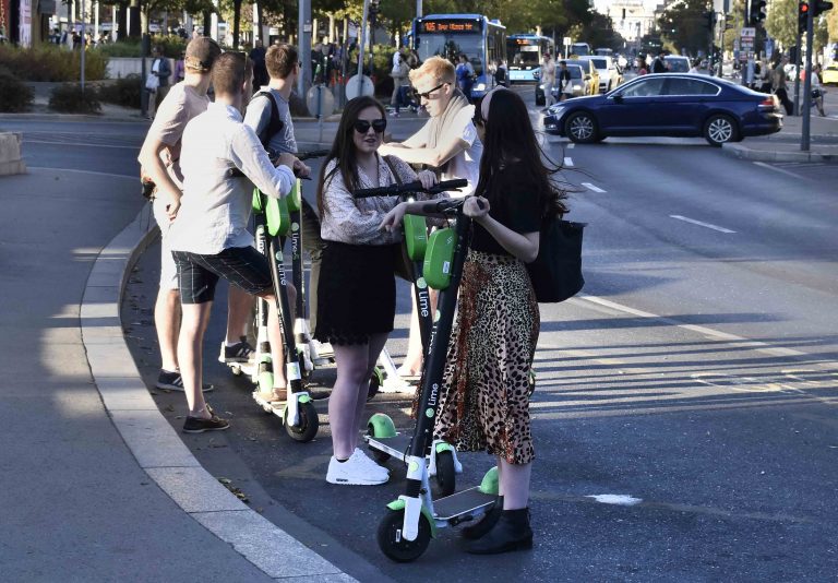 Rengeteg az elektromos roller, a szabályozásuk azonban még nincs megoldva