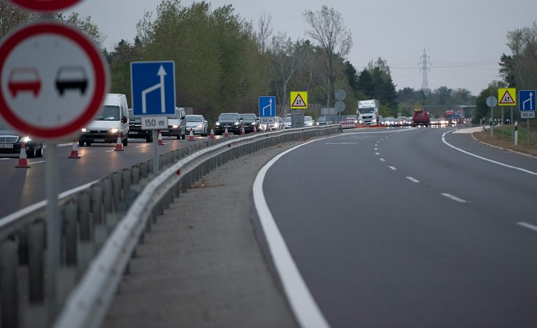 4 kilométeres a torlódás az M2-esen, több úton is araszol a forgalom