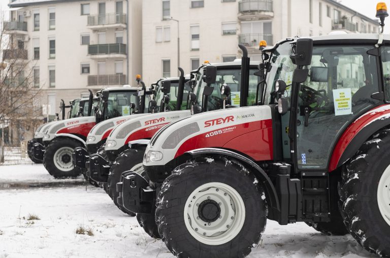 Felborult egy traktor Ócsánál, miután autóval ütközött