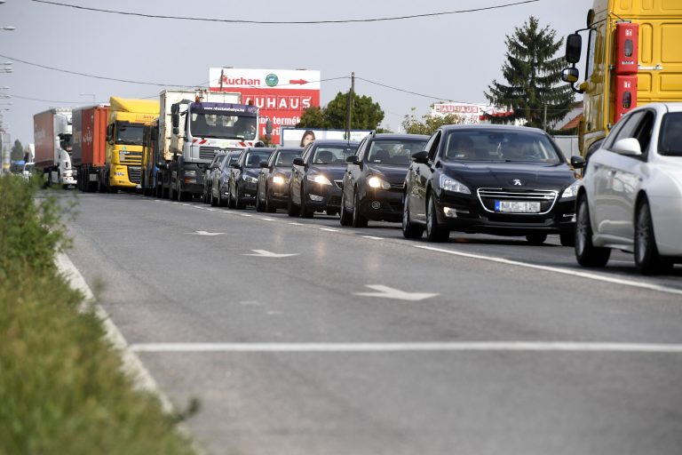 Három kilométeres a torlódás az M0-son, több úton is lezártak sávokat