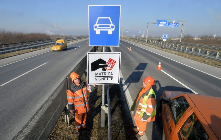 Teherautó és autó ütközött Ecsernél, sérülésről nem tudni