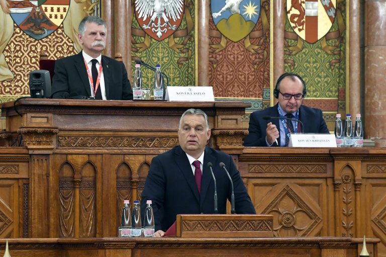 Orbán szerint a balkáni népek számára Közép-Európán át vezet az út az EU-ba